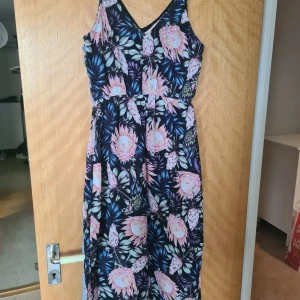 Blommig långklänning från HM - Fin långklänning från HM. 