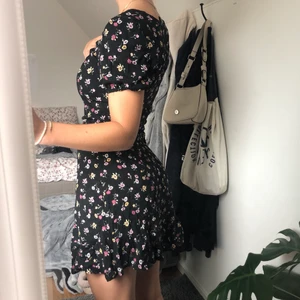 Blommig klänning - Säljer denna superfina sommarklänningen då den tyvärr blivit för liten för mig:(. Så fint blommigt mönster och volangdetalj nertill!!!