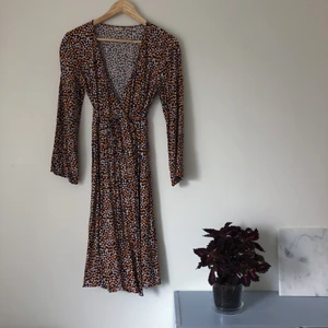 Omlottklänning - Använd men i fint skick. Hittar inget att anmärka på. 