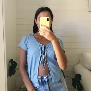 Blå topp med öppen knytning - En fin blus med öppen knytning fram. ❤️‍🔥🥺 Passar många storlekar då du kan justera knytningen för bysten 