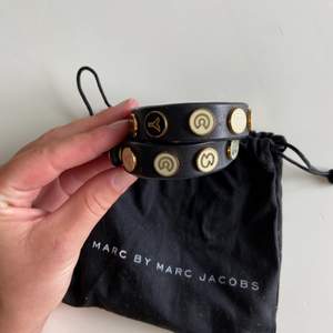 Svart Marc Jacobs armband.