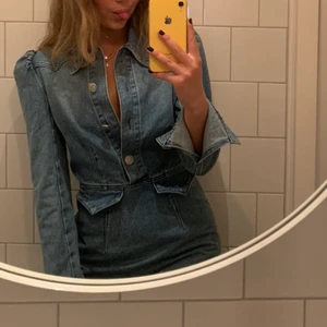 jeansklänning - asball jeansklänning från asos! stl 38! köpt för 500kr säljer för 220kr exklusive frakt! vid flera intresserade buda i kommentarerna💙