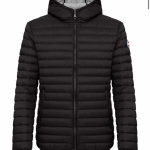 Svart Colmar jacka  - Ett jätte snygg och skön jacka som kan användas året runt. Den har används lite till och från under ett halvår men väljer att sälja nu för att den inte kommit till så mycket användning under den senaste tiden.