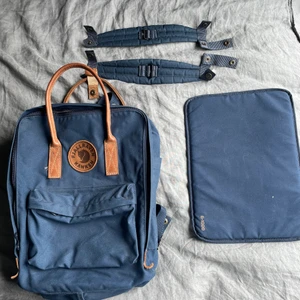 Kånken no. 2 fjällräven  - Kånkenryggsäck i mycket fint skick med läderdetaljer! Inköpspris för 1500kr plus axelremm för 299kr. Sittunderlag ingår!