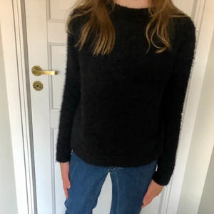 Svart topp storlek xs - Svart topp i mysigt mohair liknande material. Mycket fint skick. 