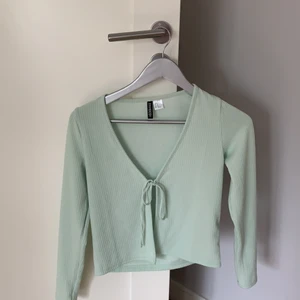 Topp från hm - Säljer denna fina gröna topp från hm. Aldrig använd!