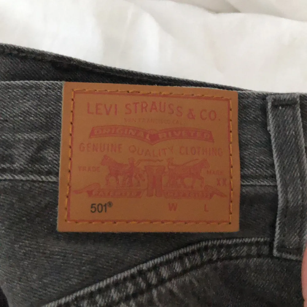 Svarta Levis 501 jeansshorts, storlek w25. Aldrig använda, 300kr + frakt (66kr). Shorts.