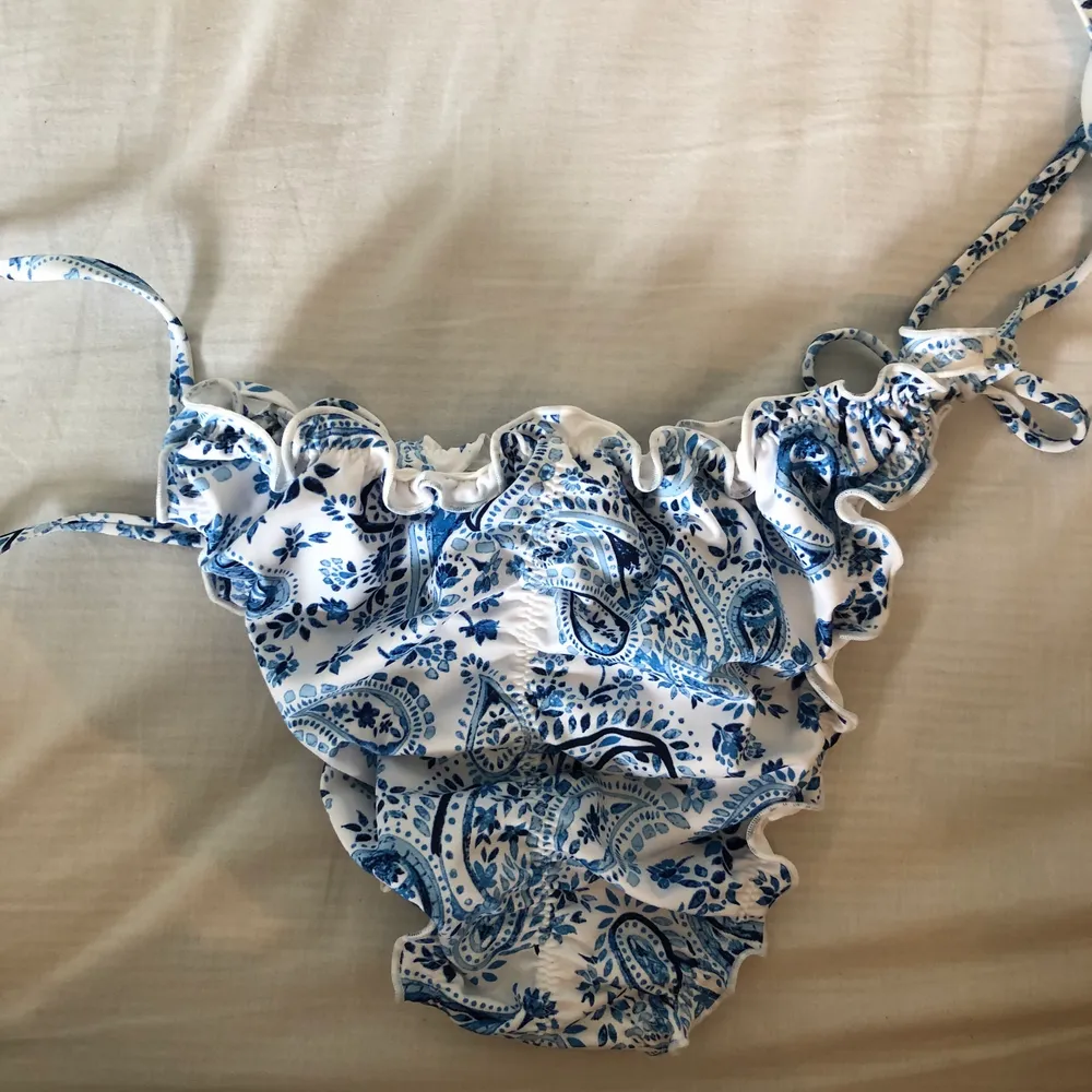 Denna fina bikiniunderdelen är ifrån H&M och är i storlek 40. Det är inte använd mycket alls och i bra skick. Köparen står för frakten och hör gärna av dig vid intresse. 💞. Övrigt.