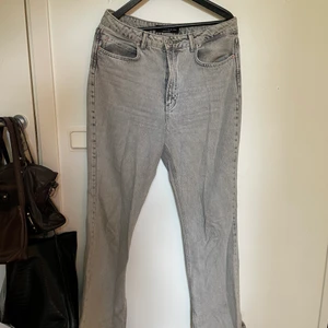 Jeans - Grå långa jeans med slits längst ner mot anklarna 