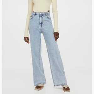 Blåa Hm jeans vida - Bra skick, använda lite. Strl 40