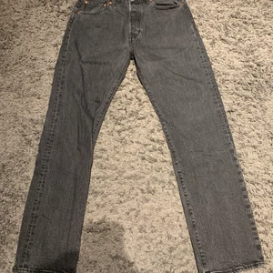 Levis 501 - Säljer mina Levis 501 i färgen grå då dom ej används längre. Dom är i storlek:32/34. Det finns inga fläckar eller hål i jeansen😀