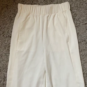 Vita kostymbyxor - Vita kostymbyxor som jag köpt här på plick. Säljer dom då dom var lite för små för mig som i vanlig fall har storlek 34. Dom är uppsprätta där nere för och bli längre men inget som syns om man stryker till dom. Passar mig bra i längden som är cirka 165