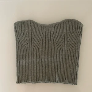 Topp från Zara - Tubtopp från Zara, aldrig använd. Grå/grön färg.