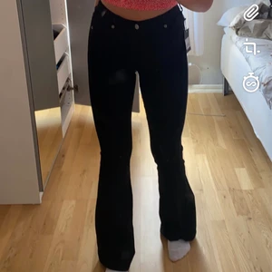 Dr denim - Säljer dessa svarta bootcut jeans från Dr. Denim. Skriv vid intresse💕köparen står för frakten