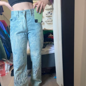 Målade levis - Handmålade, dom insydda i midjan så är 27/28 nu