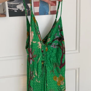 Klänning zara - Grön klänning från zara aldrig använd.