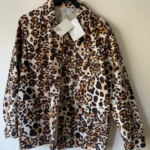 Helt ny jacka - Oanvänd jacka från & Other Stories. Storlek 34.