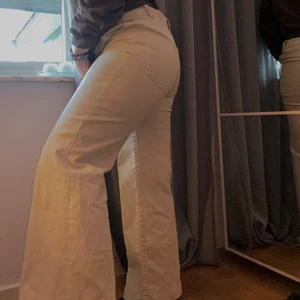 Ljusa jeans - Har alldeles för många jeans så säljer av några, dessa är från carlings och märket är Stay, stl S och passar perfekt på någon som är lite kortare🤍 Jag är 160 och dom sitter perfekt i längden🤍🤍 Köpare står för frakt och frågor samt fler bilder kan fås privat🤍🤍