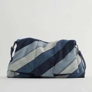 Jeans väska från zara - Säljer den populära väskan från zara! I mycket fint skick!  