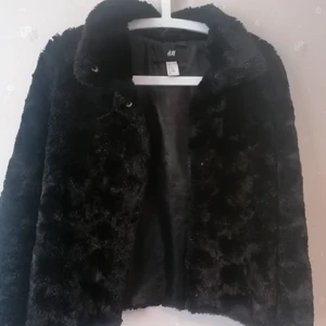 fluffiga svart jacka  - Jag har köpt den har jacka från H&M det är helt nytt använda en gång bara. 