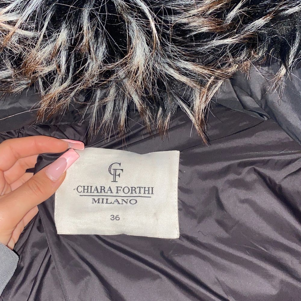Chiara Forthi Milano Cervina Down Jacket Black i nyskick och helt felfri, storlek 36, använd 2 vintrar, priset kan diskuteras💗. Jackor.