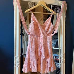 Dena rosa jätte fina klänningen från shein. Ser exkat ut som på bilden. Det är storlek s men skulle även passa m. 80kr + frakt 