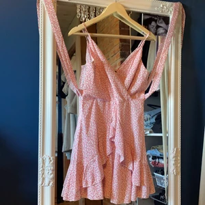 Rosa fin klänning!!  - Dena rosa jätte fina klänningen från shein. Ser exkat ut som på bilden. Det är storlek s men skulle även passa m. 80kr + frakt 