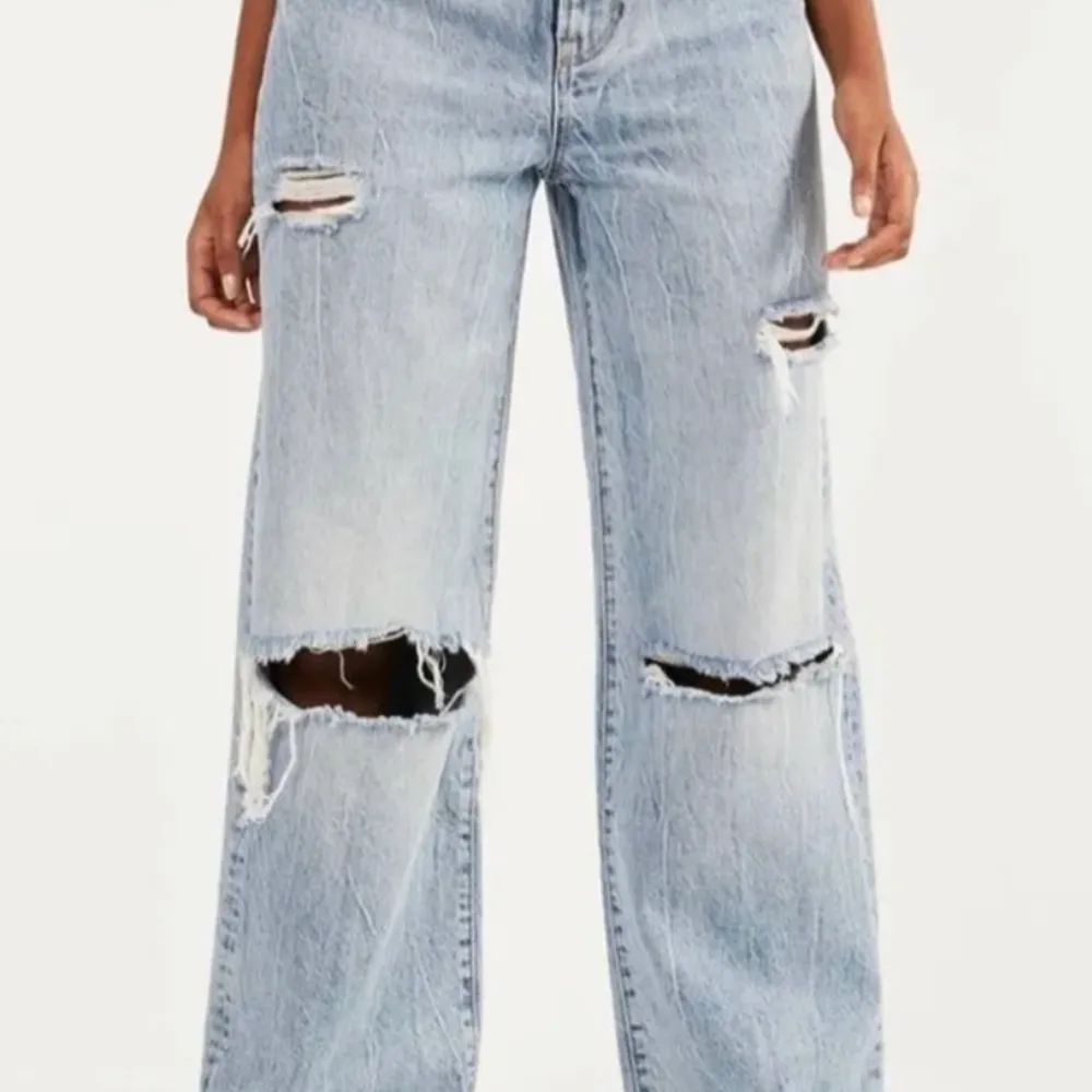 Jag säljer dessa snygga bershka jeans då dom inte kommer till användning. Köpta för 320 och säljer för 150. Jag har klippt dom så dom passar någon som är mellan 156-160 cm lång. Dom är i bra skick och är mest lik färgen i bild tre. Köparen står för frakten. Hör av er för fler bilder av jeansen eller olika mått💗. Jeans & Byxor.