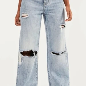 bershka jeans - Jag säljer dessa snygga bershka jeans då dom inte kommer till användning. Köpta för 320 och säljer för 150. Jag har klippt dom så dom passar någon som är mellan 156-160 cm lång. Dom är i bra skick och är mest lik färgen i bild tre. Köparen står för frakten. Hör av er för fler bilder av jeansen eller olika mått💗