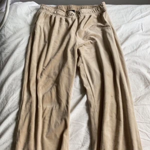 Beige mjukisbyxor  - Beige mjukisbyxor ifrån Gina Tricot i velour. Stl M, snörerna är borta men annars är dom hela och rena