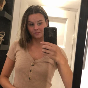 Beige tröja med knappar - Vad mer behövs inför skolstarten? En super skön och följsam T-shirt med knappar. I storlek S💗 skriv i chatten om ni har funderingar :)