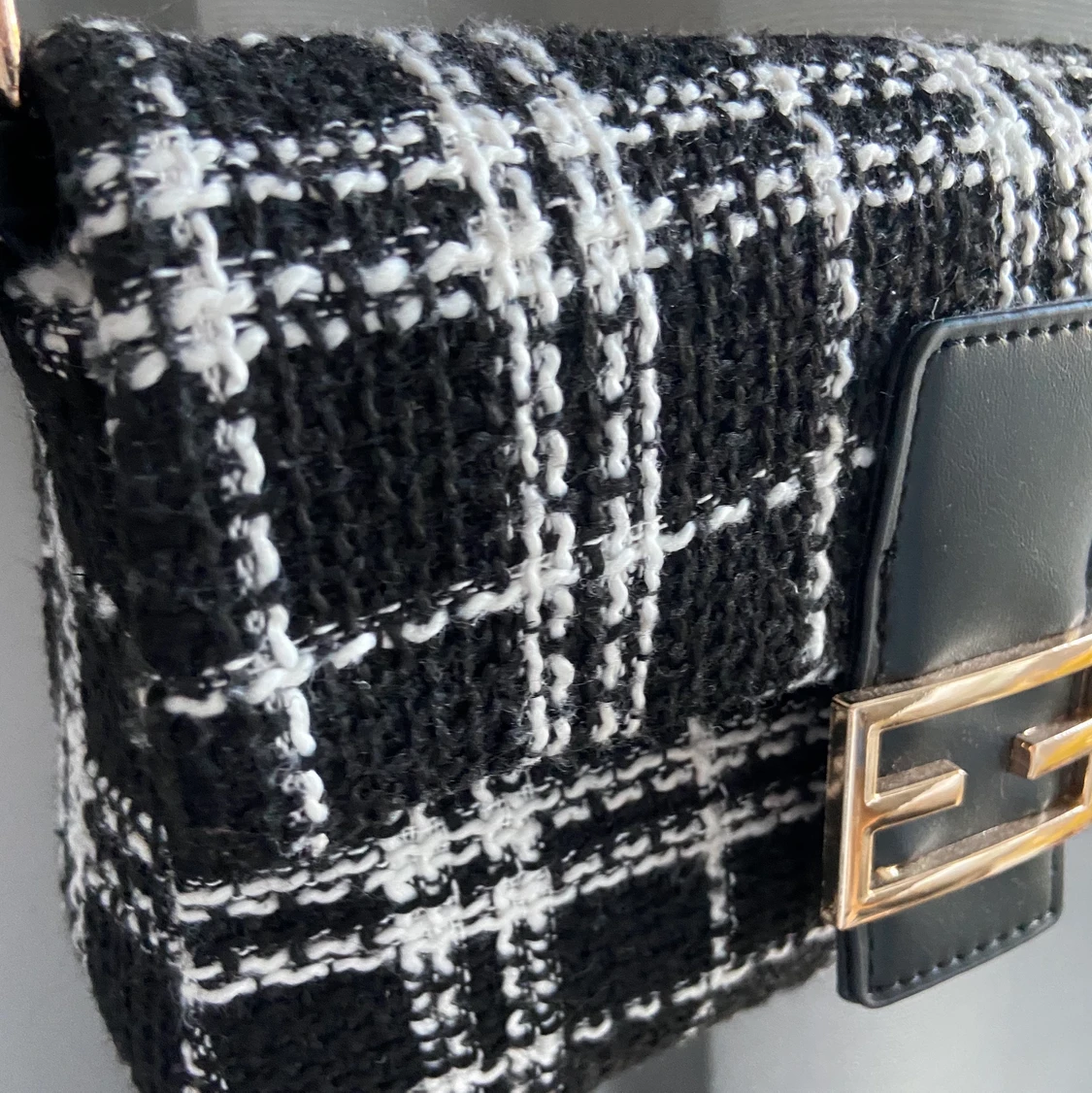 Rutig ”stickad” väska  - 90