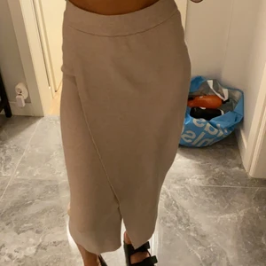 Kjol - Beige oanvänd kjol, storlek xs 