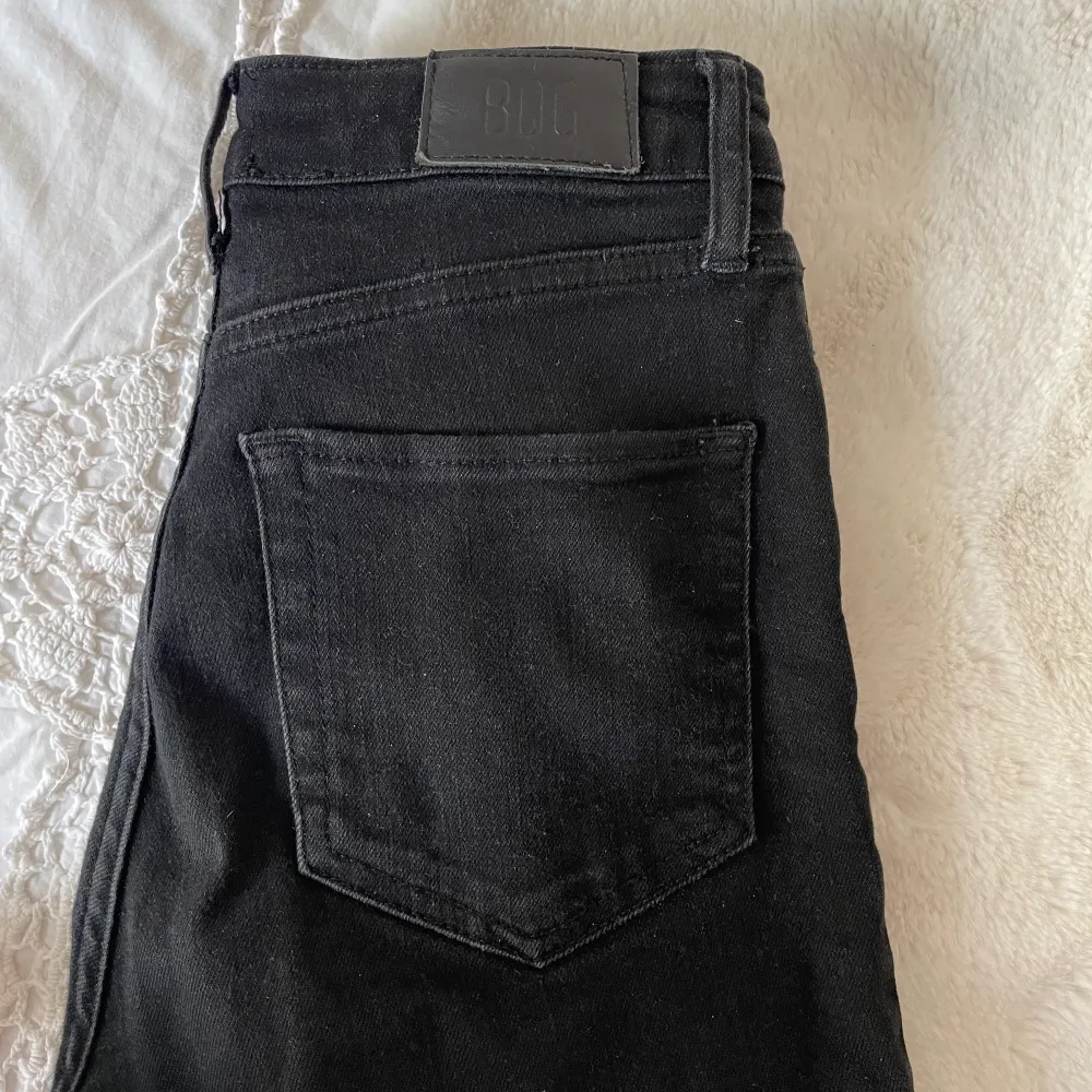 Svarta utsvängda jeans som är köpta på urbanoutfitters. BDG jeans med storlek 26 i midja och 28 i längd. Motsvarar 34/36 i storlek. Högmidjade.. Jeans & Byxor.