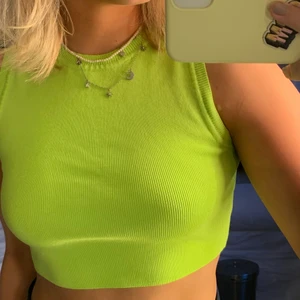 Grön topp - En väldigt grön fin topp från zara, säljer pga ingen användning :) använd en gång så väldigt bra skick