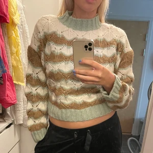 Stickad  - Superfin stickad tröja från zara, köpte den i vintras, varsamt använd