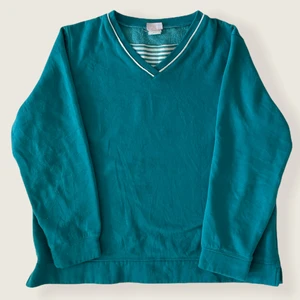 Vintage Sweatshirt  - Skick 8/10.                                                                         Finns ingen storlek i tröjan men skulle tippa på S/M