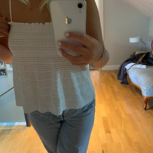 Vitt linne strl S/M - Säljer detta vita linne från mango, vet inte exakta storleken då jag tagit bort lappen för den bara störde men skulle säga att det är mellan S/M, det är väldigt stretchigt. Inte använt mer än 2 gånger.