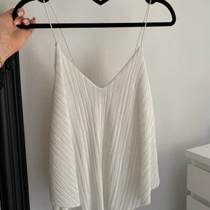 Vitt plizerat linne - Fint linne från Gina tricot! Användbart till många tillfällen. Pris kan diskuteras 