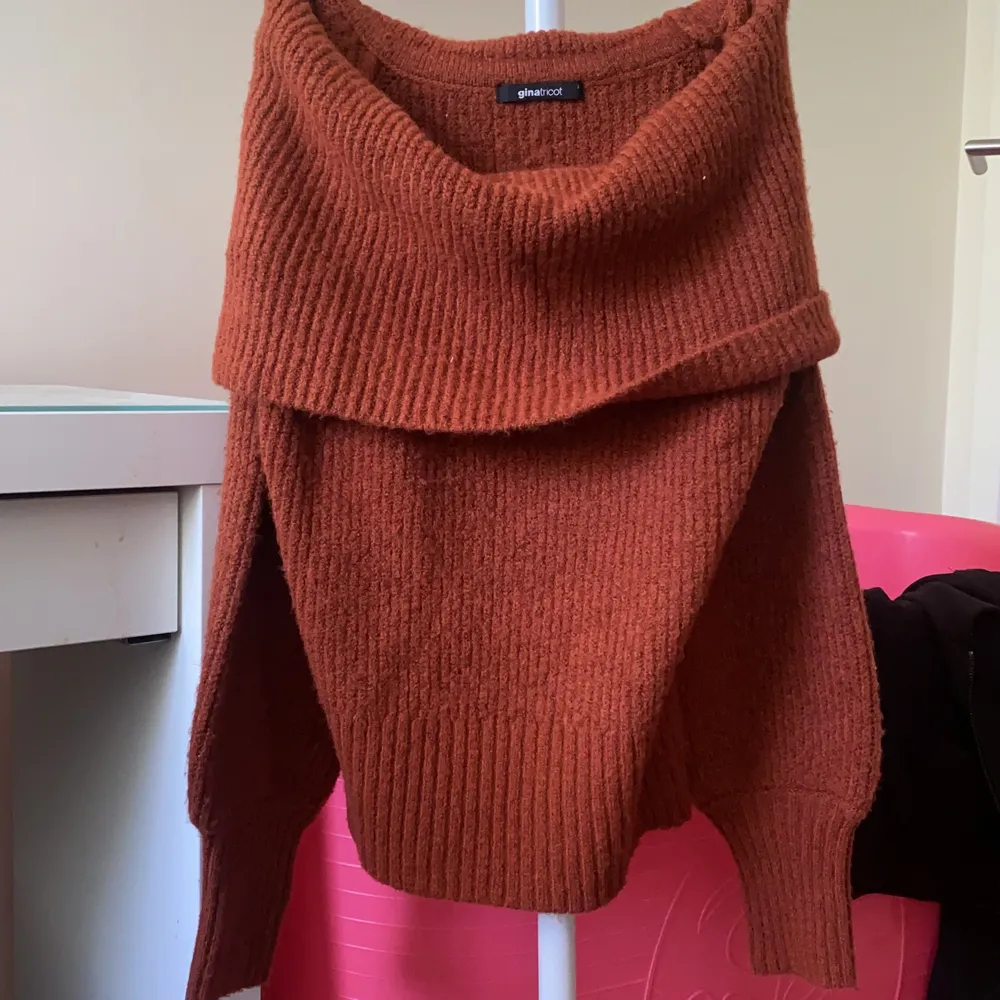 Super söt och mjuk rost/orange/brons färgad stick tröja ifrån Gina Tricot. Strl S men eftersom den är lite oversize så passar den XS-M beroende på hur tight man vill den ska sitta. . Stickat.