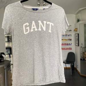 Grå T-shirt från Gant med logga på bröstet. Väldigt bra skick. Storlek S. Nypris: 400 kr. Säljes för 150 kr men pris kan diskuteras vid snabb affär 
