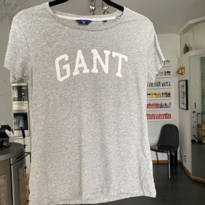 Gant T-shirt  - Grå T-shirt från Gant med logga på bröstet. Väldigt bra skick. Storlek S. Nypris: 400 kr. Säljes för 150 kr men pris kan diskuteras vid snabb affär 