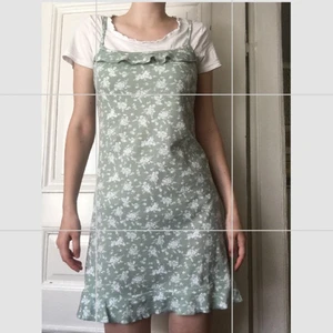 Pistagefärgad klänning - En nätt klänning i vilsam färg och mönster. Utan hål, fläckar eller andra skavanker. 