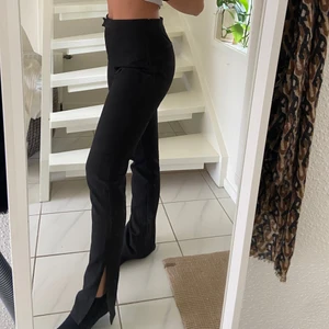 Kostymbyxor med slits - Säljer dessa då jag inte använder dem längre. Frakt kostar 66kr.( spegeln som är smutsig inte byxorna)🥰
