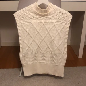 Stickad väst  - Vit stickad väst från Nakd 💗 aldrig använd så i väldigt fint skick. 