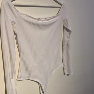 Vit offshoulder - Vit Offshoulder body från Nelly. Men den kommer ej till användning längre. 