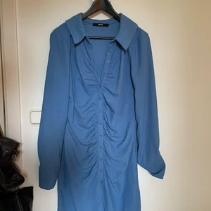 Klänning - Blå poppis klänning ifrån bikbok. Oanvänd