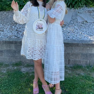 Studentklänning  - En otroligt skön klänning som är i typ spets. Jag använde den som studentklänning men går att använda vid andra tillfällen! Klänningen saknar underklänning så man får ha en underklänning på sig för att den inte ska vara helt genomskinlig. Den har inga fläckar och är i gott skick.