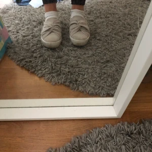 Söta skor - Ljus beiga skor som knappt är använda!