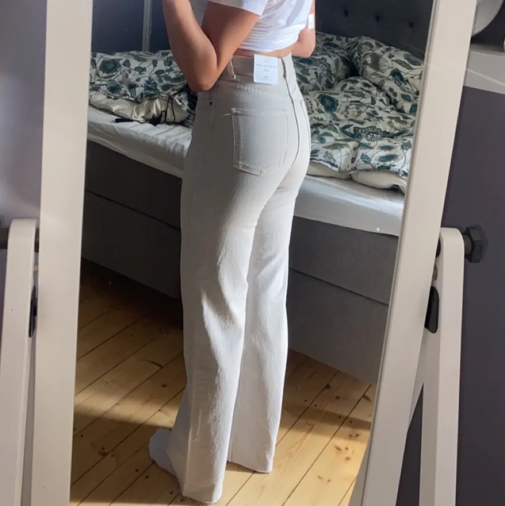 Säljer mina helt nya zara jeans med lapp kvar! Ordinariepris är 399kr men dom är helt slut på hemsidan! Jeansen är i full length och jag är 173 cm lång, men går att klippa av dom om man vill ha dom kortare! Vid fler intresserade blir det budgivning! Säljer dom då ja tycker dom sitter lite tajt på mig som normalt har storlek 36/38! . Jeans & Byxor.